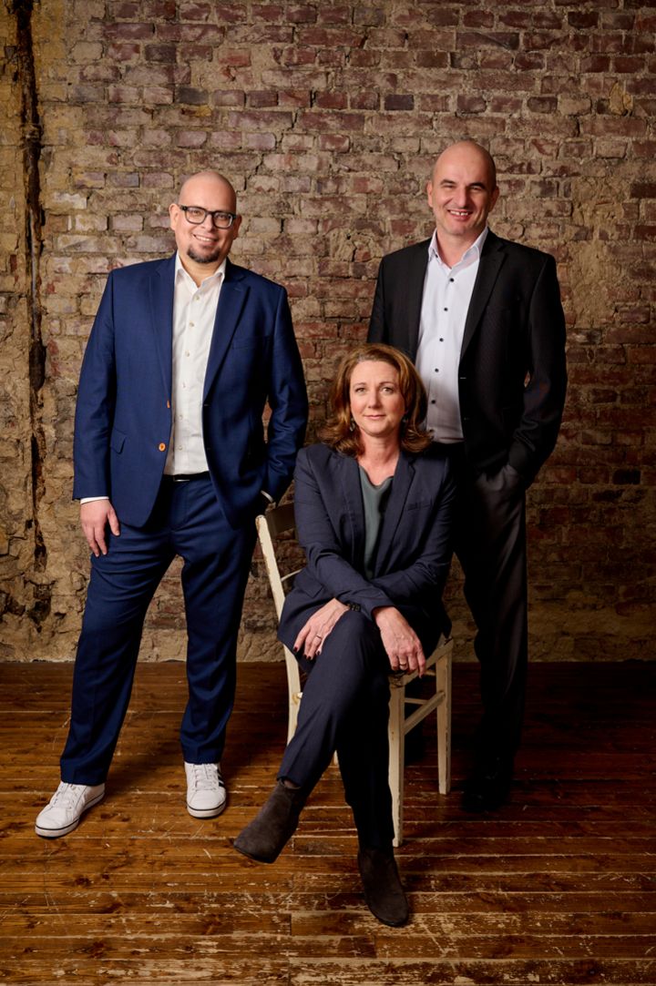 Photography of the three managing directors of Dorsch Impact: Juan Neidhardt, Frauke Goldmann and Zihni Erençin.