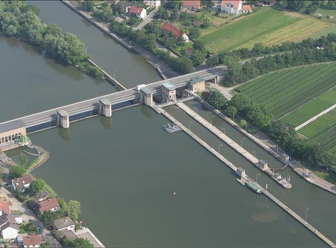 Ansicht Staustufe Lauffen mit Schleusenanlage Lauffen